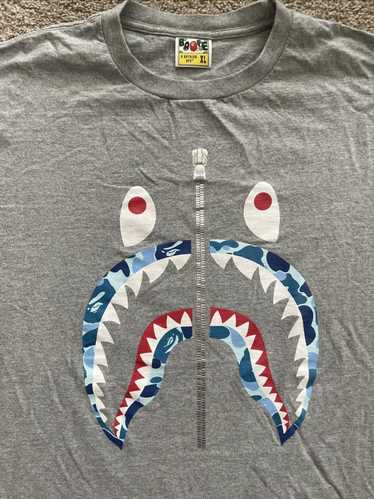 LICENSED CHARACTER シャーク Tシャツ 【 Shark Mouth Open Tee 】 Grey-