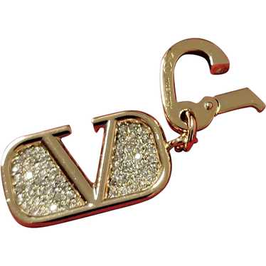 Valentino Garavani v logo charm