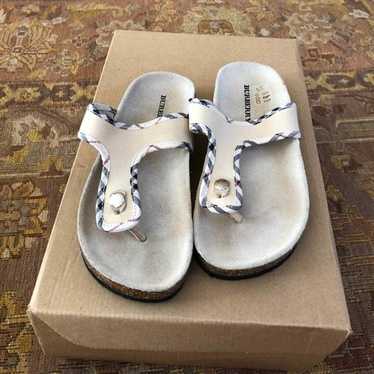 サンダル・ミュール BURBERRY Women Sandals 8102491A5686 Beige Burberry 65mm Mews Sandals | FARFETCH