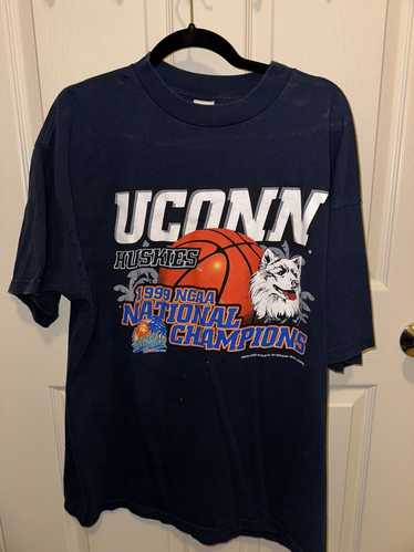 Logo 7 UCONN Huskies Vintage T shirt