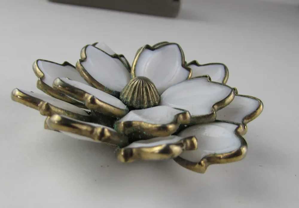 Crown Trifari  Mid-Century White Glass Flower Pin… - image 10