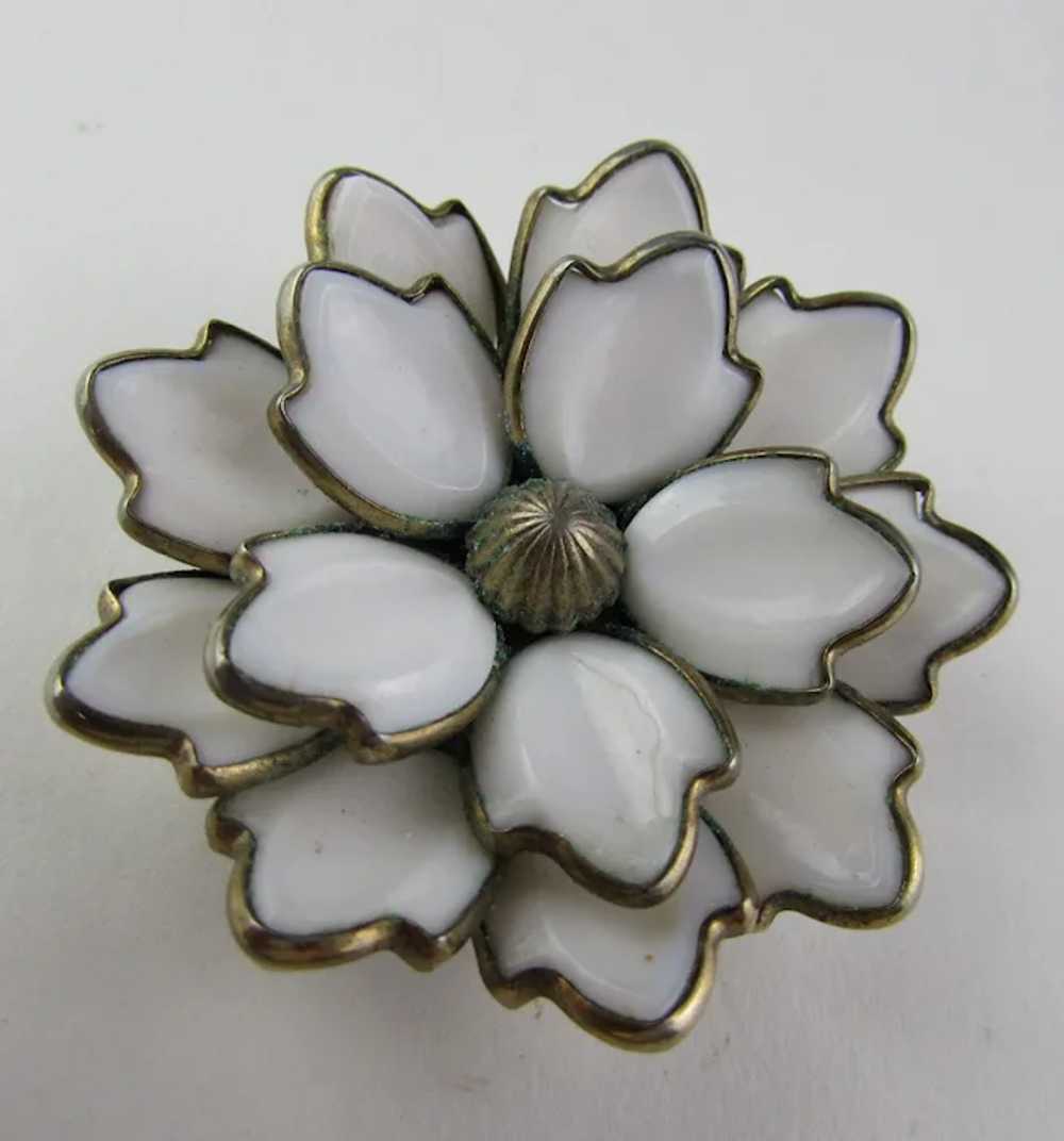 Crown Trifari  Mid-Century White Glass Flower Pin… - image 3