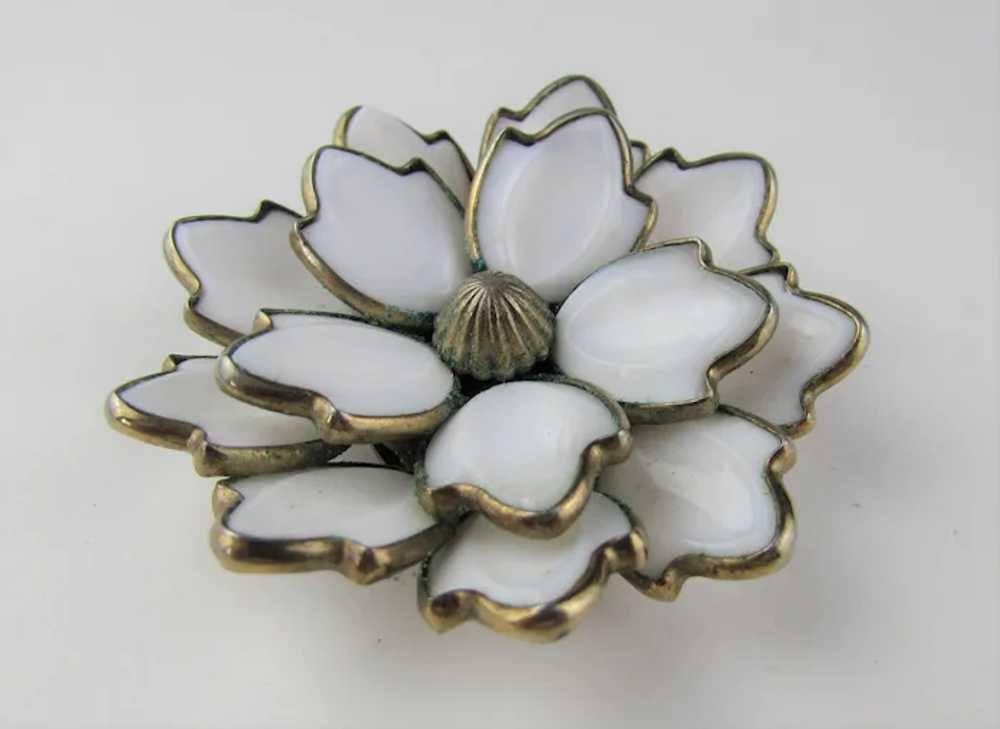 Crown Trifari  Mid-Century White Glass Flower Pin… - image 4