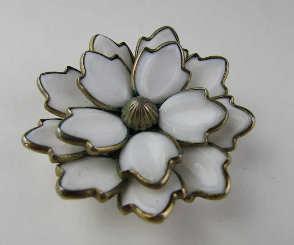 Crown Trifari  Mid-Century White Glass Flower Pin… - image 6