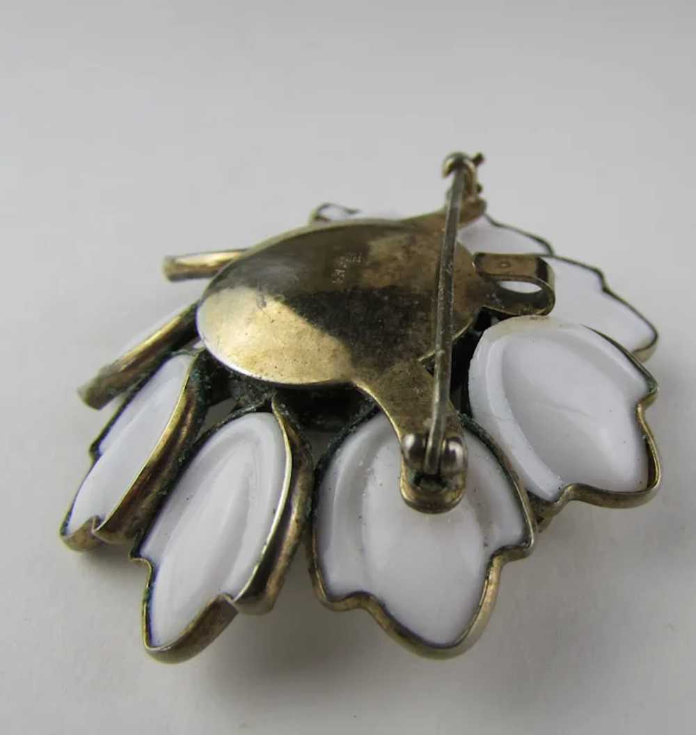 Crown Trifari  Mid-Century White Glass Flower Pin… - image 9