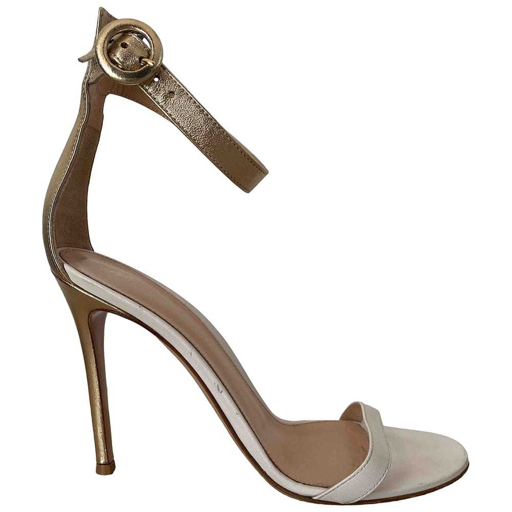 サンダル・ミュール GIANVITO ROSSI PORTOFINO SANDALS IN PATENT LEATHER Never-ending Celebrations PORTOFINO 105 | Gianvito Rossi