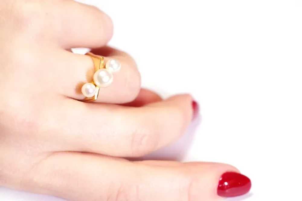 Modernist pearl ring in 18k gold, geometric ring,… - image 4