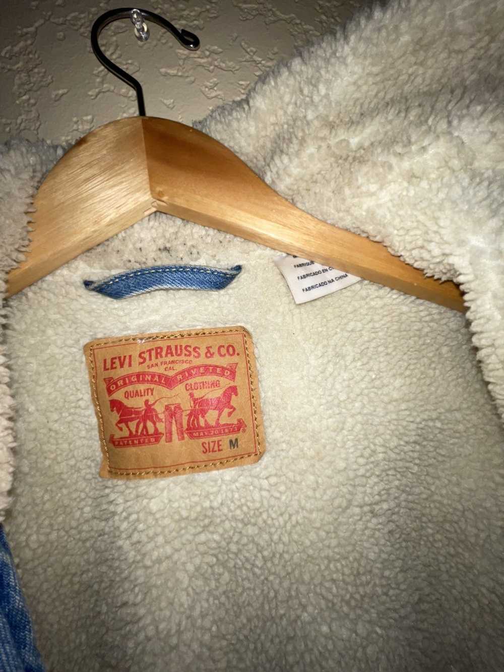 Levi's sherpa lined denim jacket - image 5
