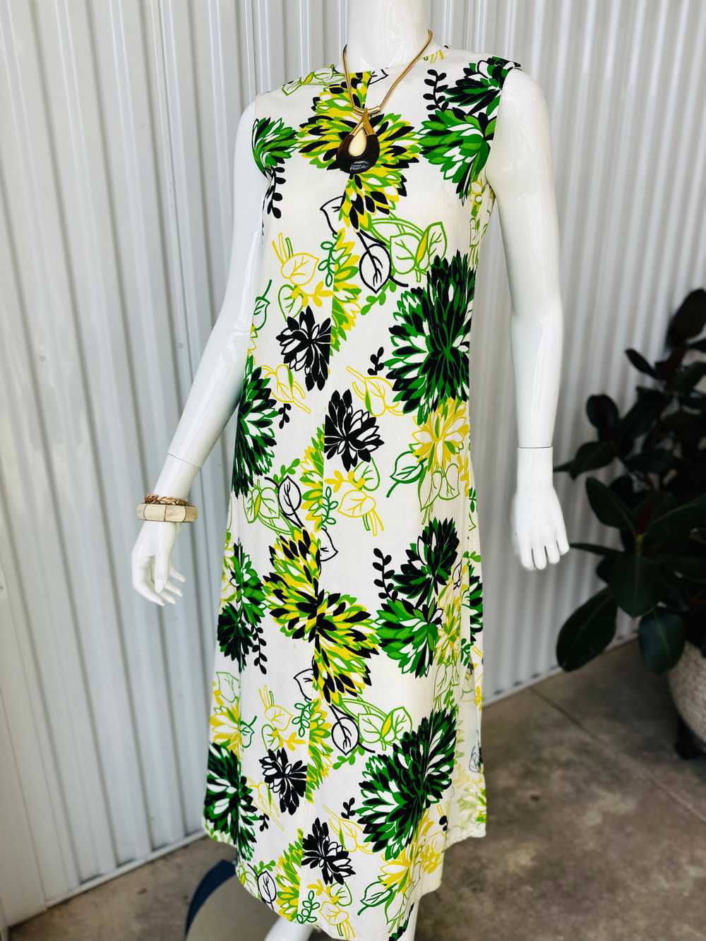 1960s Bold Blue, Green & Yellow Floral Sleeveless… - image 1