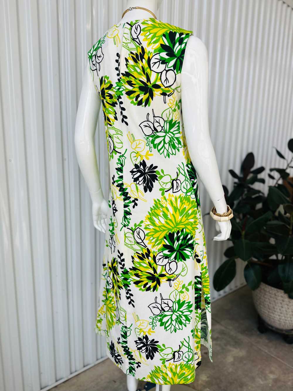 1960s Bold Blue, Green & Yellow Floral Sleeveless… - image 6