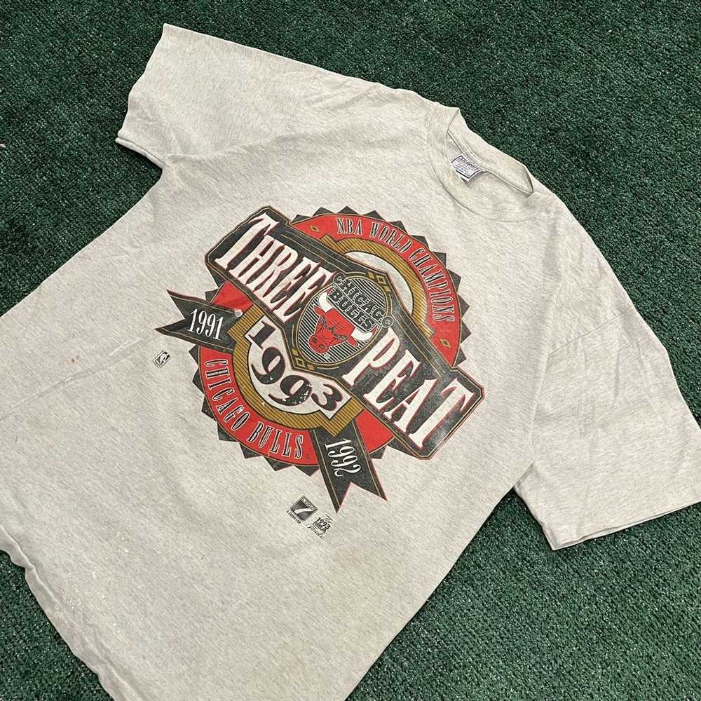 Vintage Vintage Chicago Bulls 90’s 3 Peat Tee - image 3