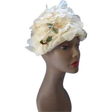 SALE Vintage Hat in Frothy Cream Petals Mid Centu… - image 1