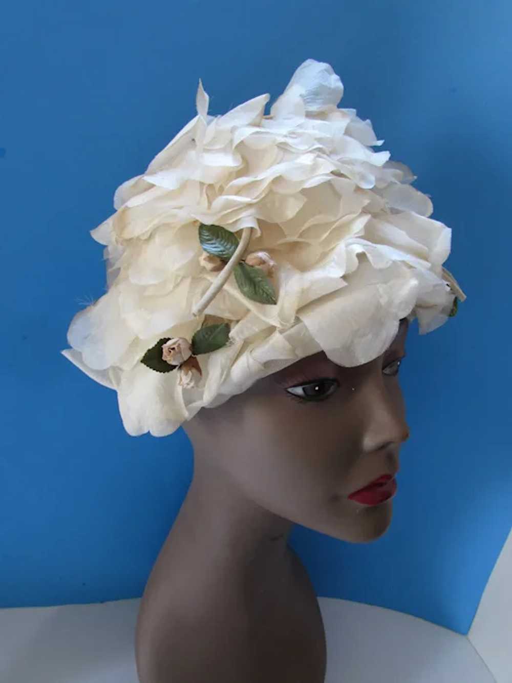 SALE Vintage Hat in Frothy Cream Petals Mid Centu… - image 2