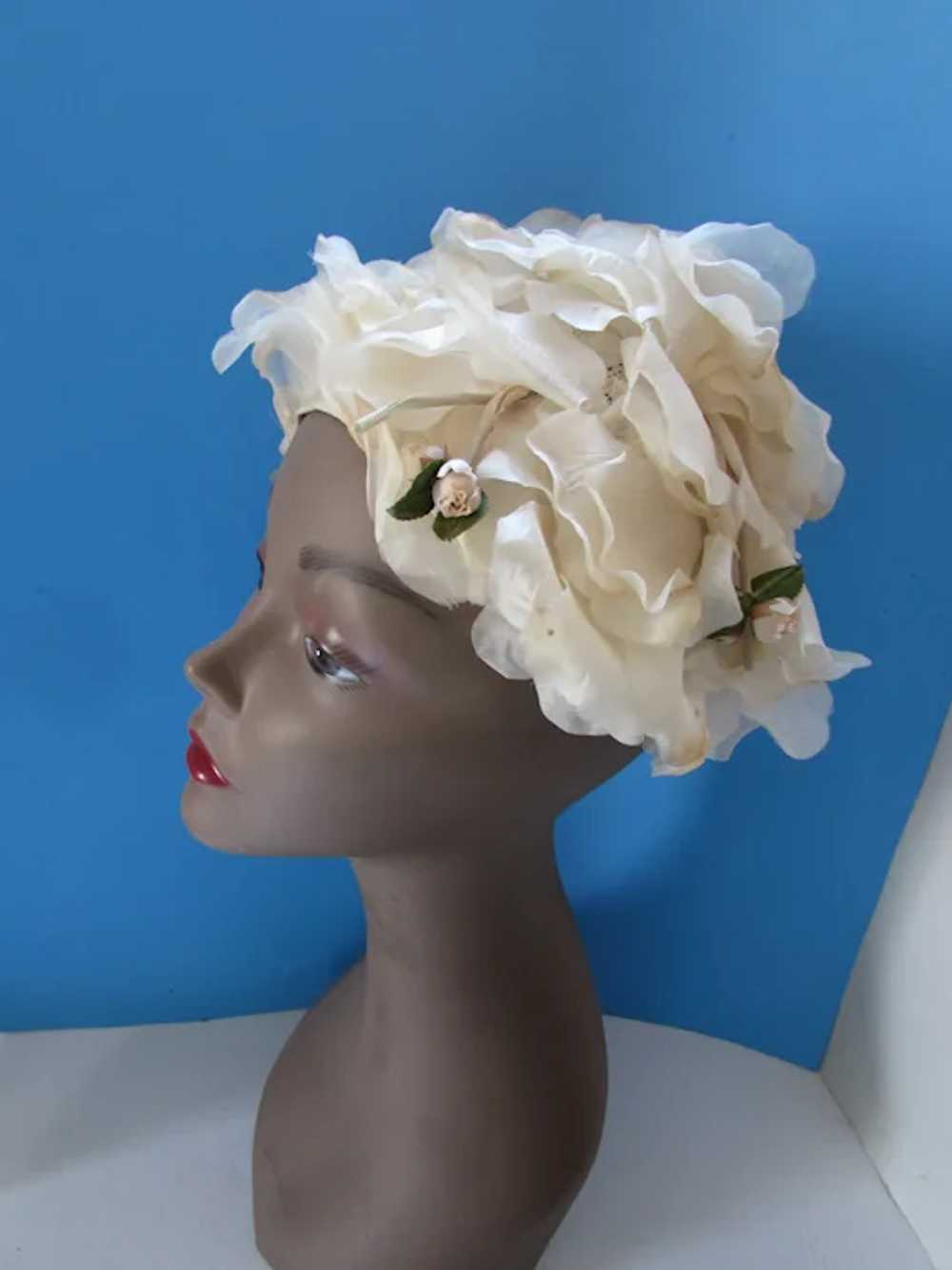 SALE Vintage Hat in Frothy Cream Petals Mid Centu… - image 3