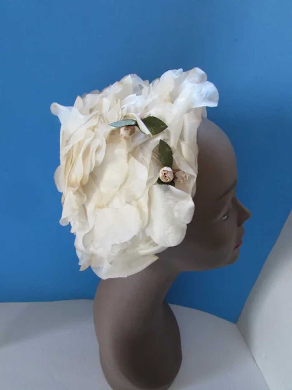 SALE Vintage Hat in Frothy Cream Petals Mid Centu… - image 4