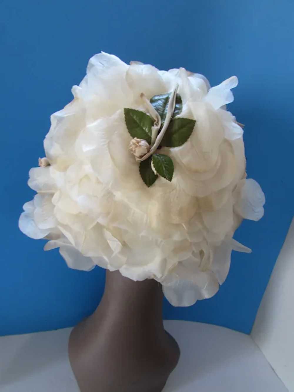 SALE Vintage Hat in Frothy Cream Petals Mid Centu… - image 5