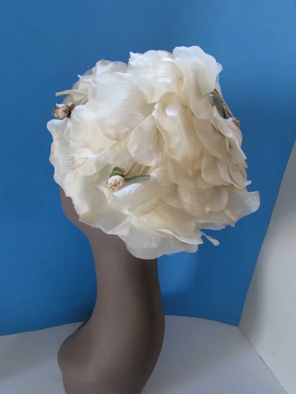 SALE Vintage Hat in Frothy Cream Petals Mid Centu… - image 6