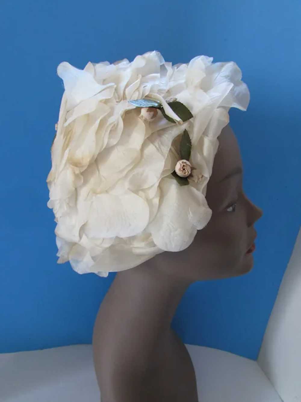 SALE Vintage Hat in Frothy Cream Petals Mid Centu… - image 7