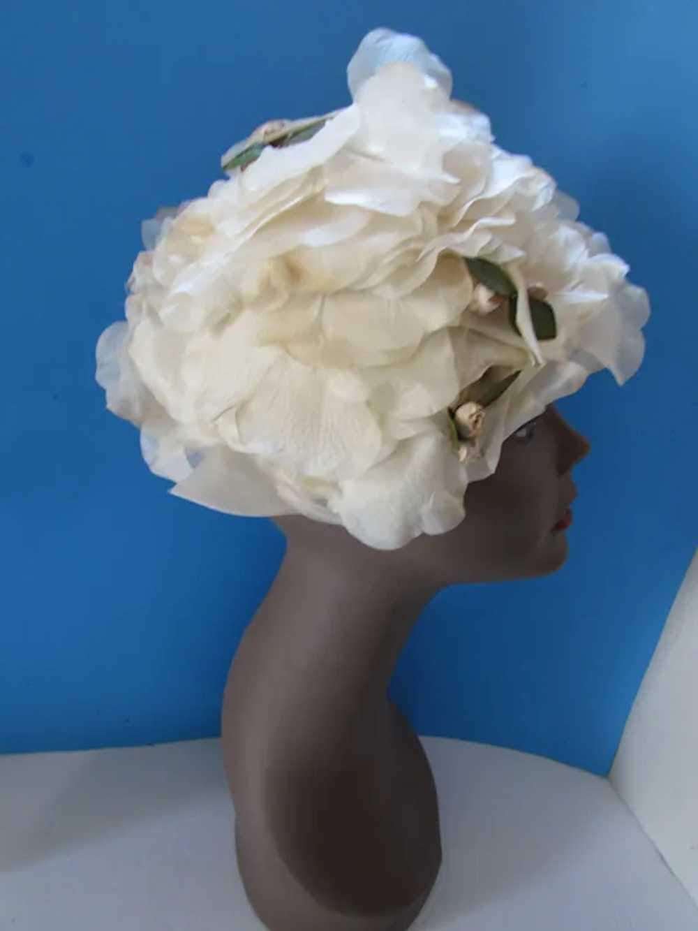 SALE Vintage Hat in Frothy Cream Petals Mid Centu… - image 8