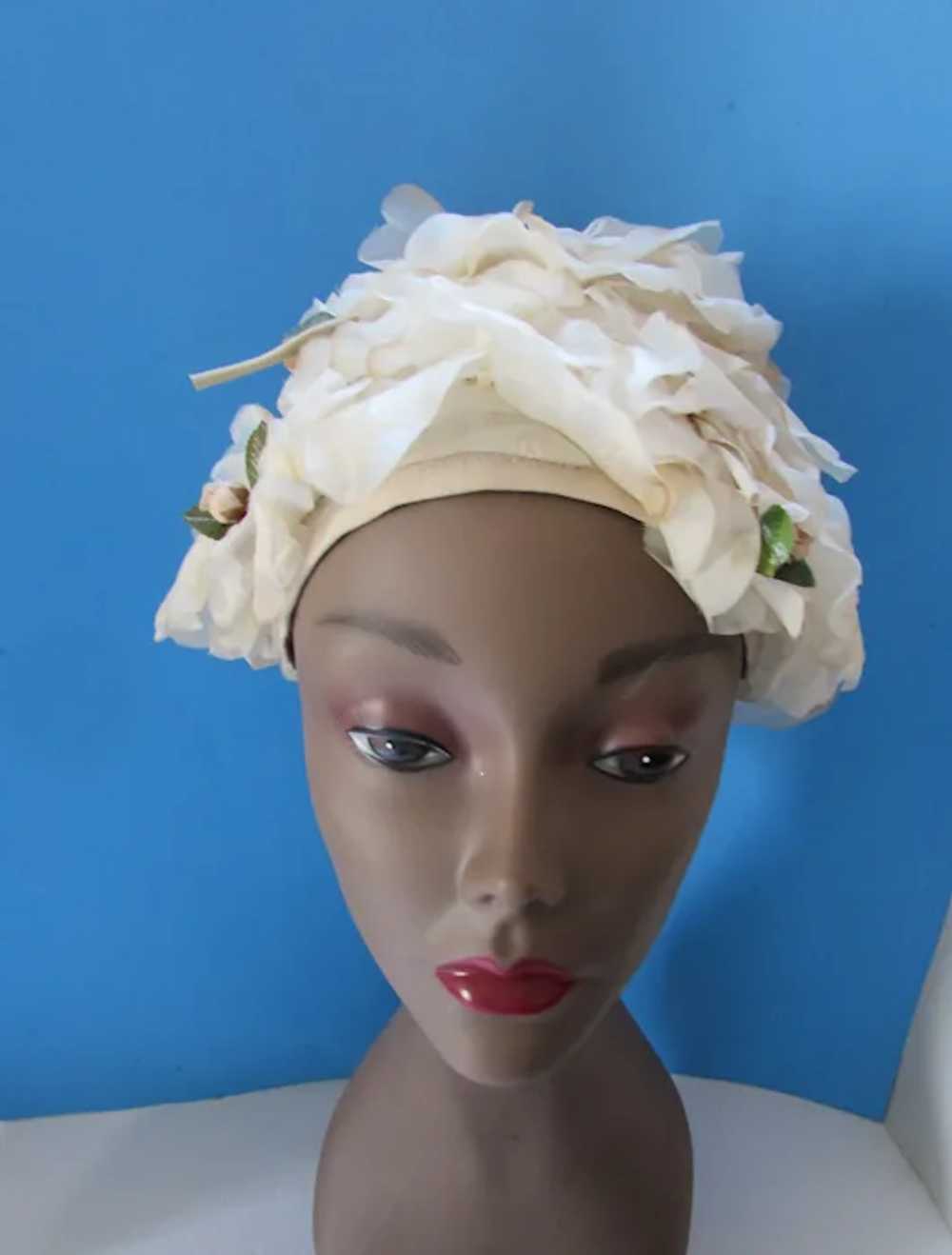 SALE Vintage Hat in Frothy Cream Petals Mid Centu… - image 9