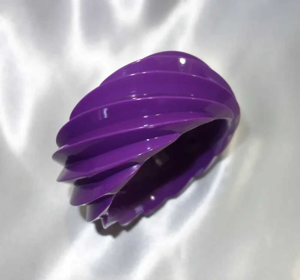 HUGE Molded Spiral Purple Lucite Bangle Bracelet … - image 2