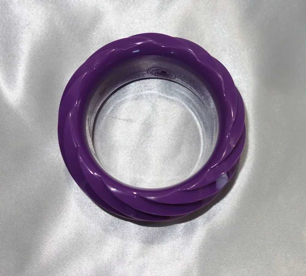 HUGE Molded Spiral Purple Lucite Bangle Bracelet … - image 3