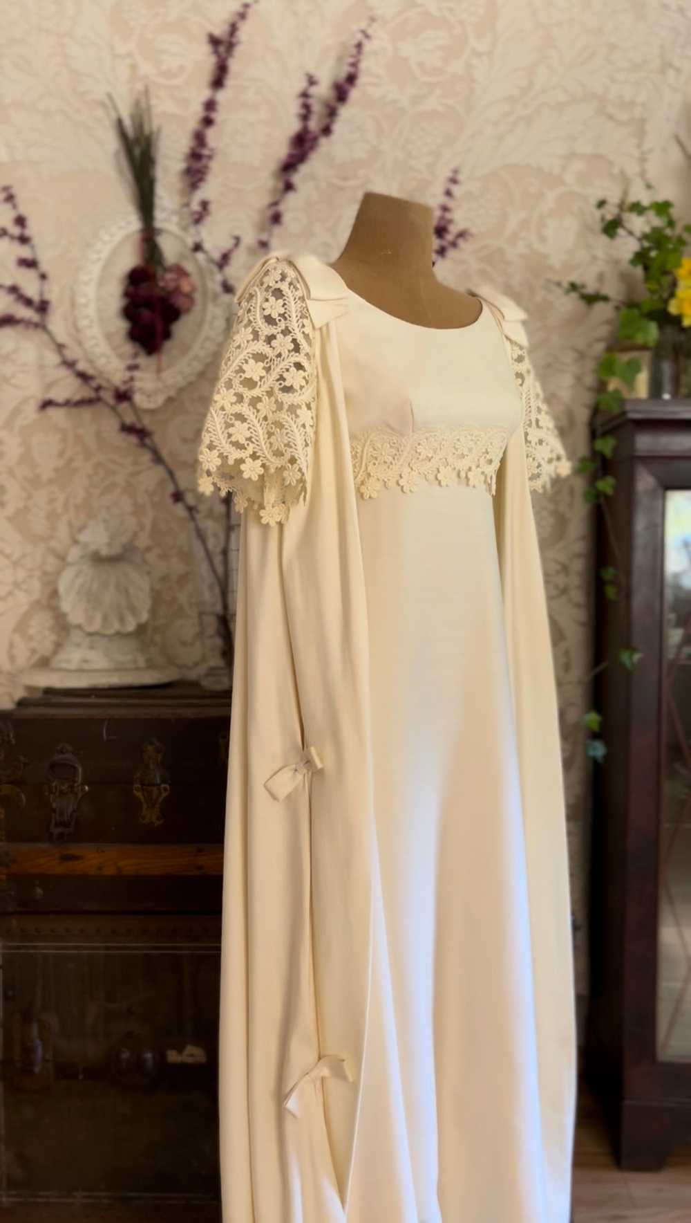 1960’s Vintage Ivory Linen and Fern Lace Shift Dr… - image 2