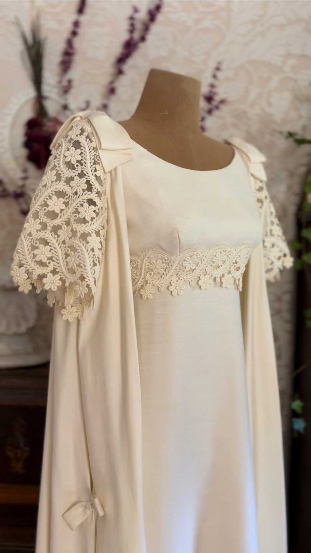 1960’s Vintage Ivory Linen and Fern Lace Shift Dr… - image 3