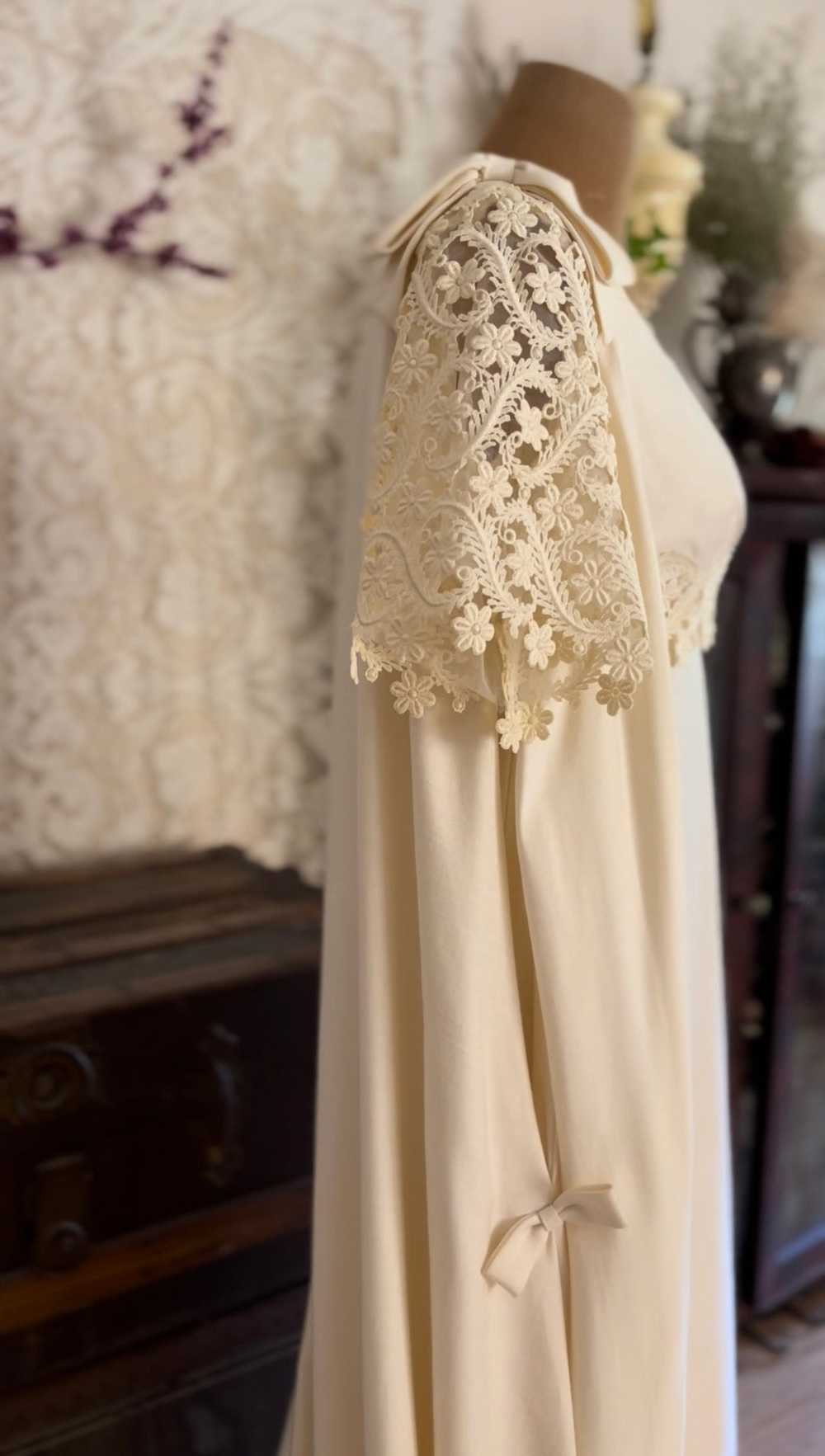 1960’s Vintage Ivory Linen and Fern Lace Shift Dr… - image 5