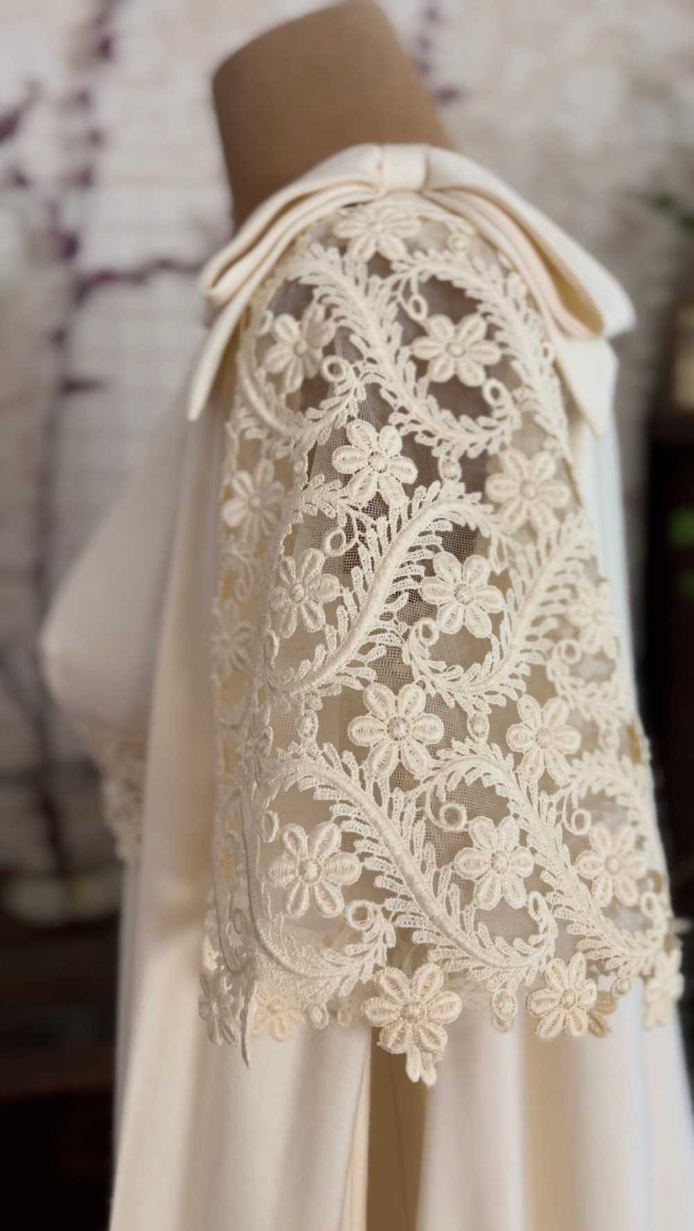 1960’s Vintage Ivory Linen and Fern Lace Shift Dr… - image 9