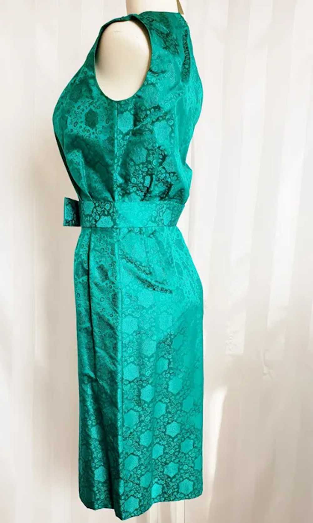 Exquisite Emerald Jewel of a 1960's Brocade Tailo… - image 6