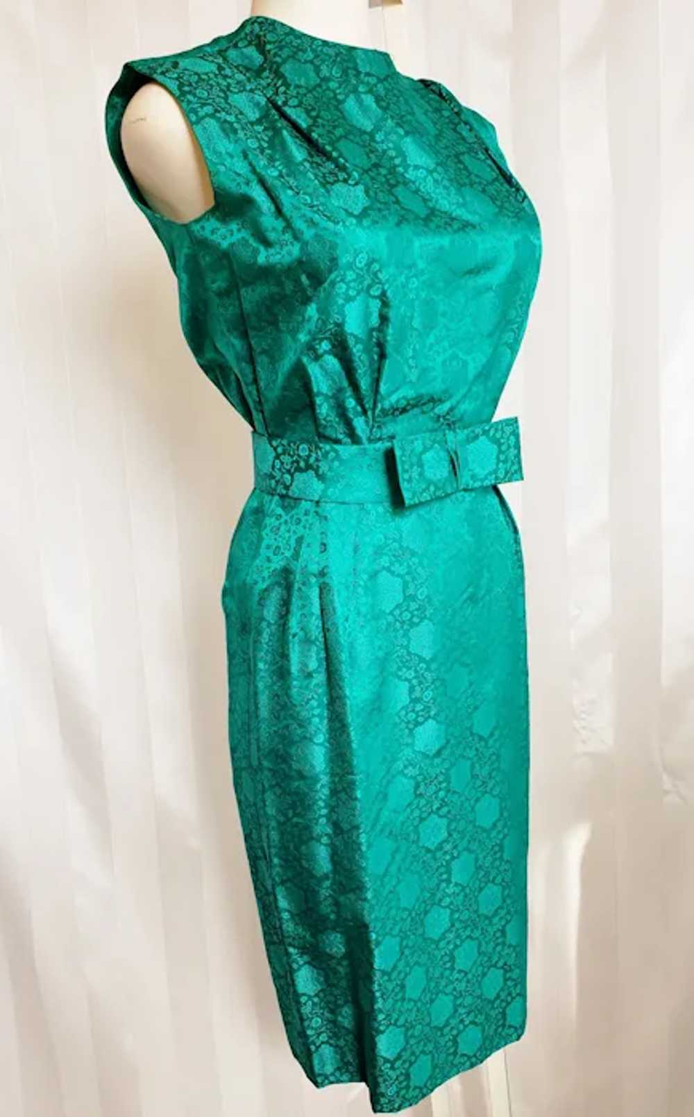 Exquisite Emerald Jewel of a 1960's Brocade Tailo… - image 7