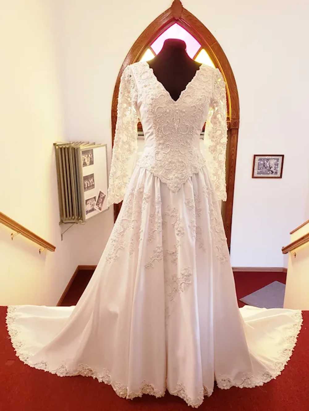 https://img.gem.app/678938491/3f/1682206561/pearls-bows-and-lace-stunning-satin-wedding-dress.jpg