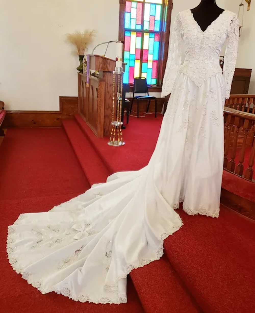 https://img.gem.app/678938491/9f/1682206561/pearls-bows-and-lace-stunning-satin-wedding-dress.jpg