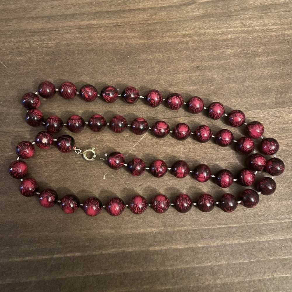 Vintage Vintage red marbleized bead necklace - image 3