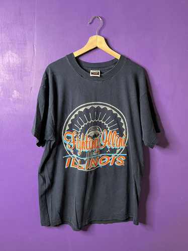 Illinois Fighting Illini Chief Illiniwek Vintage Distressed Off-White Logo  T-Shirt – Gameday Spirit Fanstore