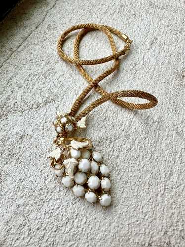 1950s-60s Milk Glass Grapes With Gold Mesh Chain N