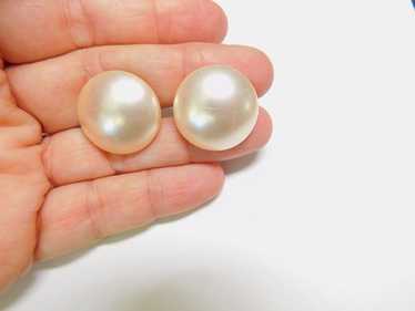 Signed Richelieu Off White Faux Pearl Button Scre… - image 1