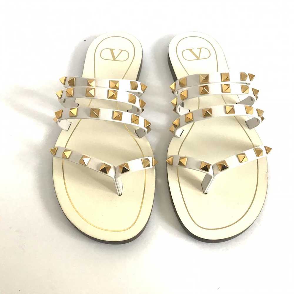 サンダル・ミュール VALENTINO GARAVANI White Leather Studs Slippers Valentino Garavani Rockstud Spike leather sandals in white