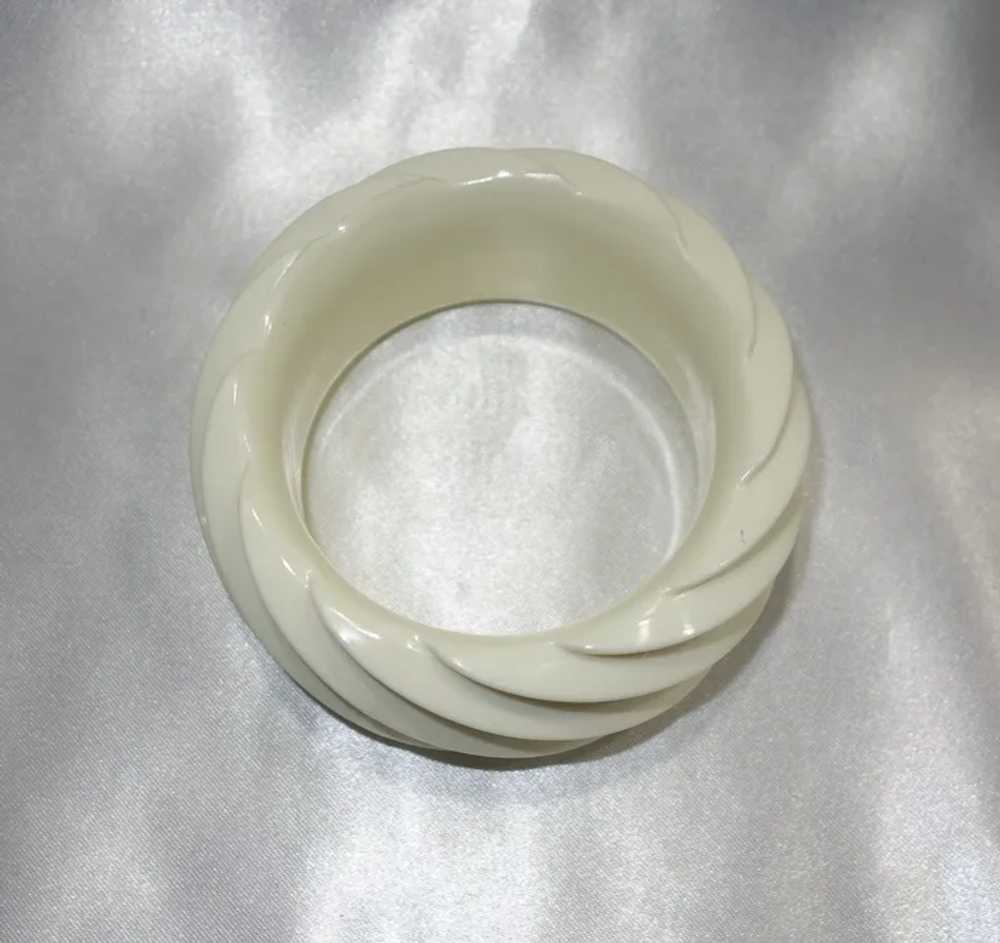 HUGE Molded Spiral White Lucite Bangle Bracelet M… - image 3