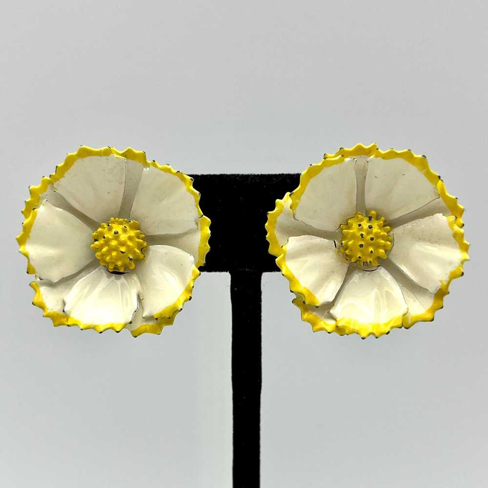 Late 60s/ Early 70s Yellow & White Enamel Flower … - image 1