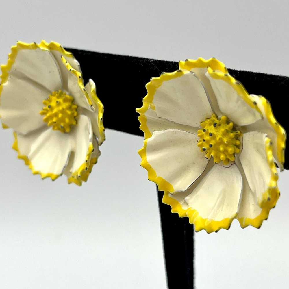 Late 60s/ Early 70s Yellow & White Enamel Flower … - image 3