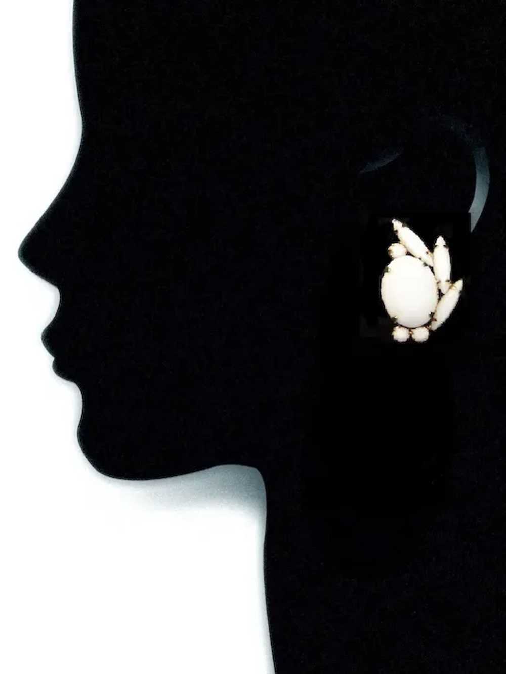 ALICE CAVINESS White Milkglass Ruffle Pin and Cli… - image 11