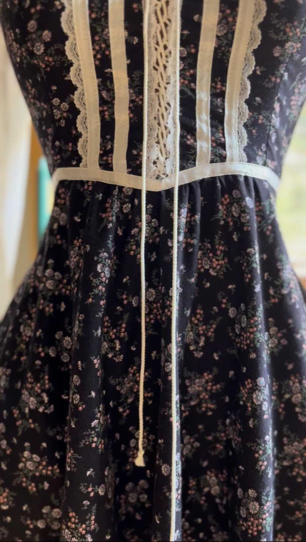 Beautiful 1970’s Vintage Black Calico Gunne Sax M… - image 9