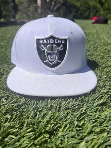 Hats New Era Las Vegas Raiders NFL Cuffed Sideline Bobble Beanie Hat Black