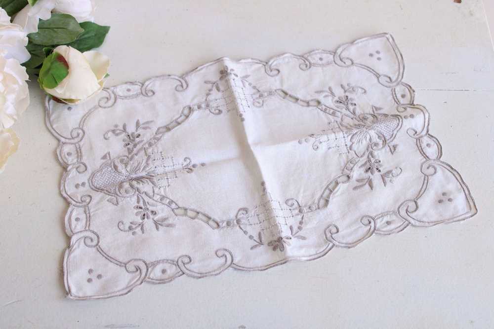 Vintage 1930s 1940s Doily Or Placemat - image 1