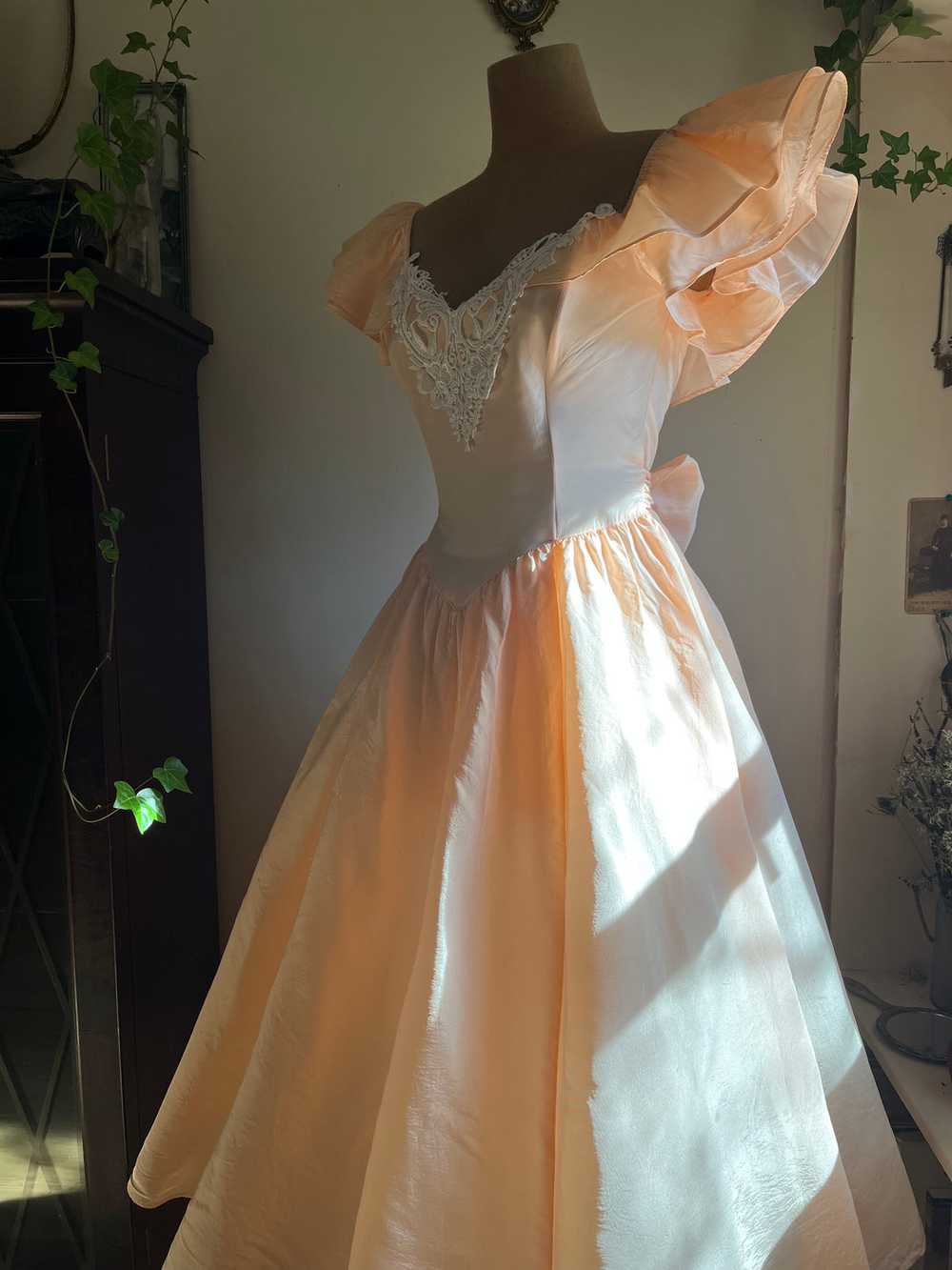 1980’s Vintage Peach Taffeta Gunne Sax Midi Dress - image 10