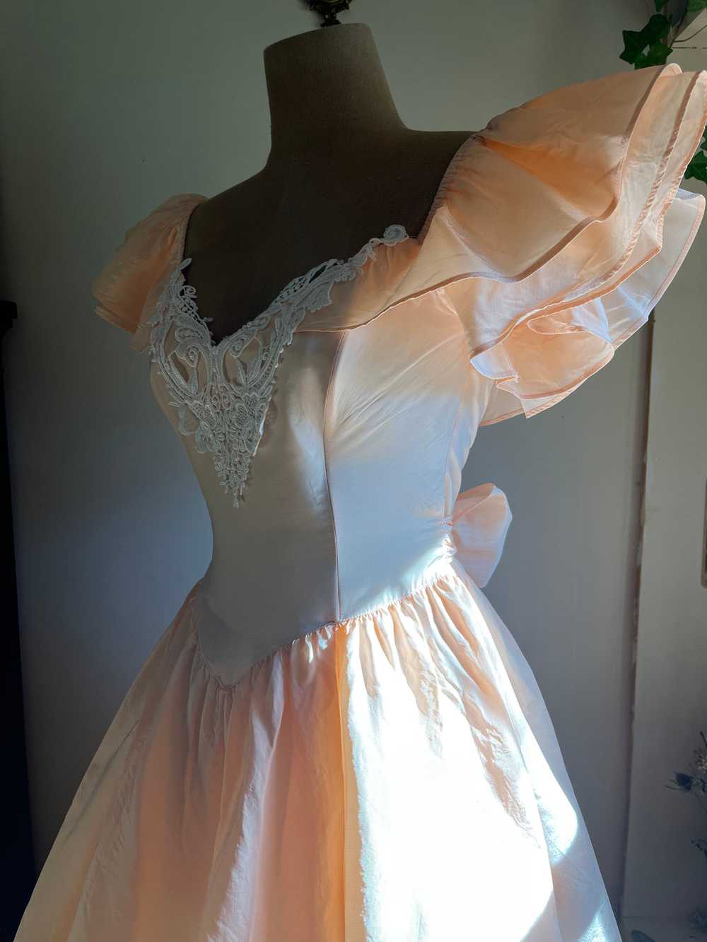 1980’s Vintage Peach Taffeta Gunne Sax Midi Dress - image 11