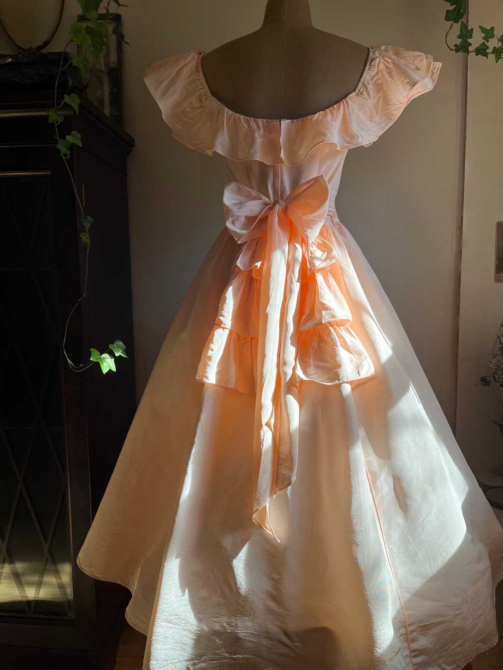 1980’s Vintage Peach Taffeta Gunne Sax Midi Dress - image 12