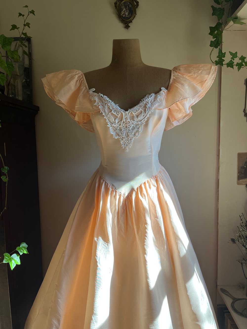 1980’s Vintage Peach Taffeta Gunne Sax Midi Dress - image 3